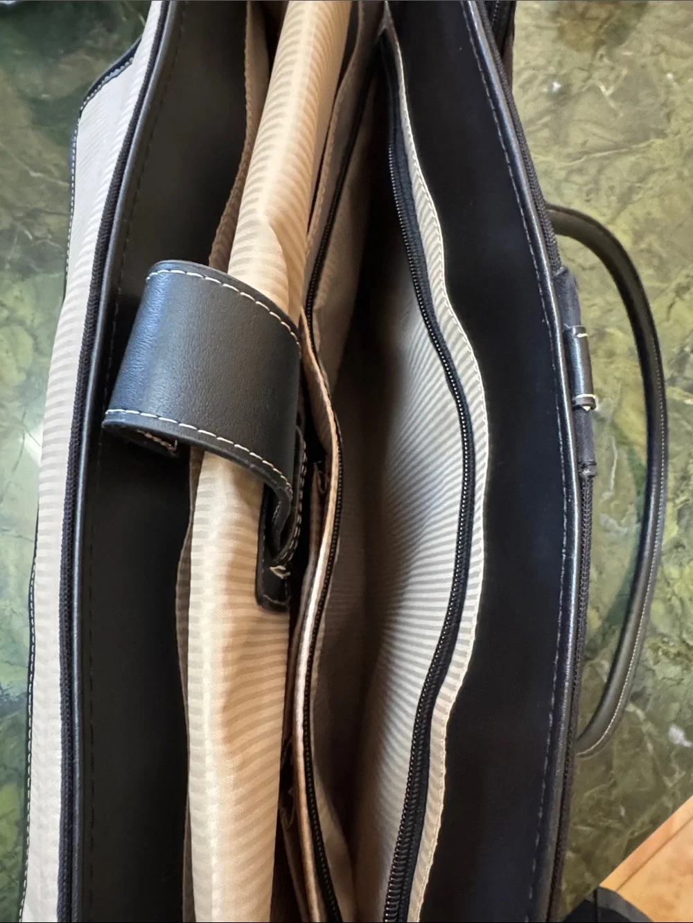 Excellent Condition Targus Laptop Case 15 x 14.5 x 4” Leather like accents